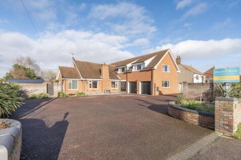 Yarmouth Road, Ormesby 4 bed detached house for sale