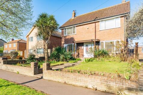 Lawn Avenue, Great Yarmouth 3 bed detached house for sale