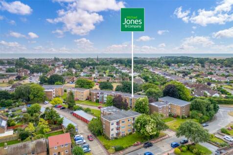 Sunningdale Court, Jupps Lane... 2 bed flat for sale