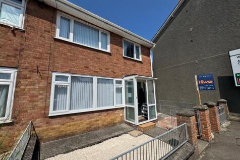 Penybont Road, Llanbadarn Fawr... 3 bed semi