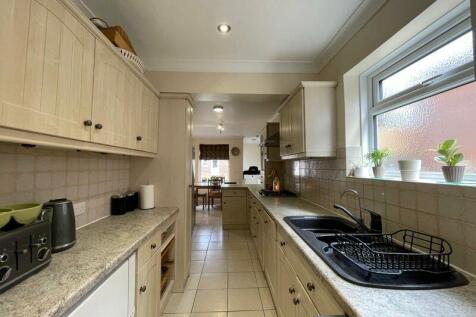 4 bedroom semi-detached house for sale