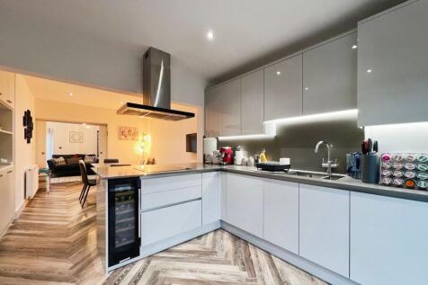 Hursley Grove, Edgware, HA8 3 bed detached house for sale