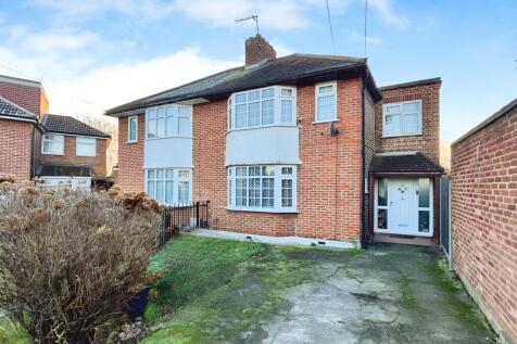 Buckingham Gardens, Edgware, HA8 3 bed semi