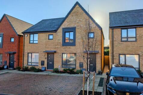 3 bedroom semi-detached house for sale