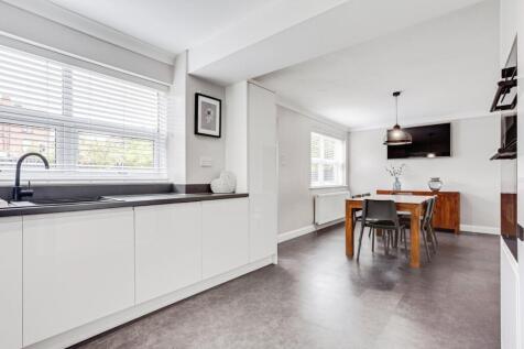 Newton Drive, West Yorkshire WF1 4 bed detached house for sale