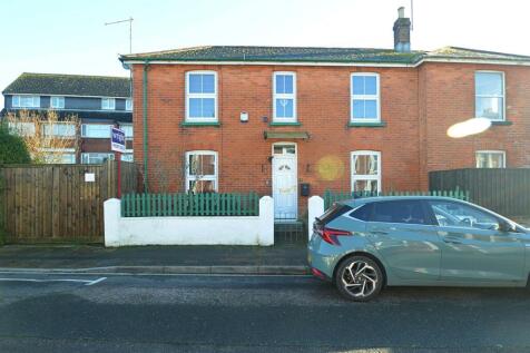 CLOSE TO LOCAL AMENITIES * SHANKLIN 3 bed semi