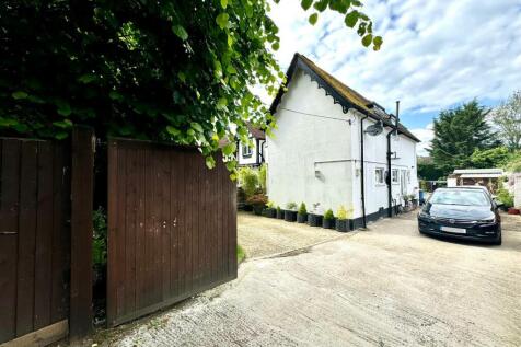 Potley Hill Road, Yateley GU46 3 bed semi