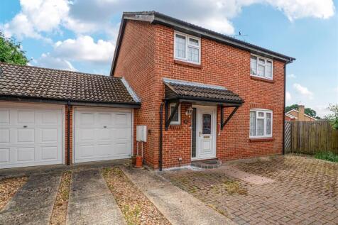 4 bedroom link detached house for sale