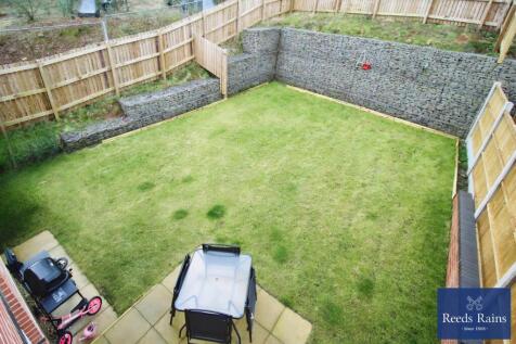 Little Wood Crescent, West Yorkshire WF1 3 bed semi