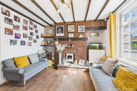 Main Street, Scarborough YO11 2 bed terraced house for sale