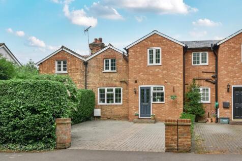 Camphill Road, Woking KT14 3 bed terraced house for sale