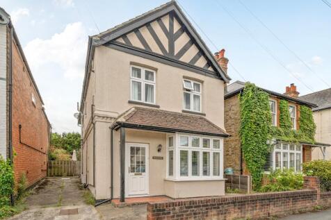 Station Road, Surrey KT14 3 bed detached house for sale