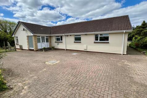 4 bedroom detached bungalow for sale