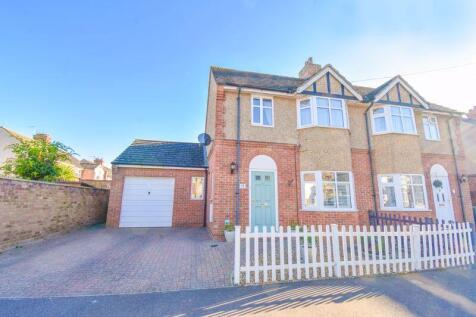 3 bedroom semi-detached house for sale