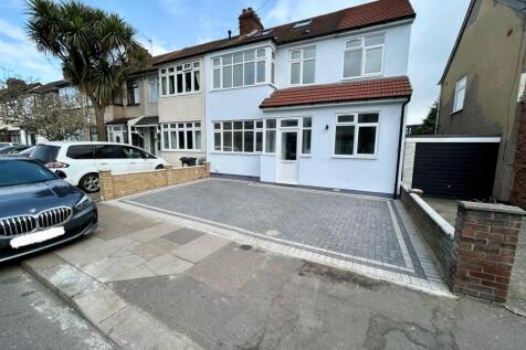 Chadwell Heath Lane, Romford 6 bed end of terrace house for sale