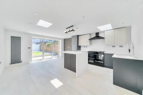 Mansell Road, Acton, London, W3 2 bed flat for sale