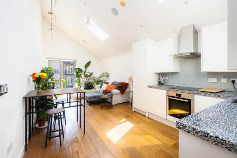Mile End Road, London, E1 2 bed flat for sale