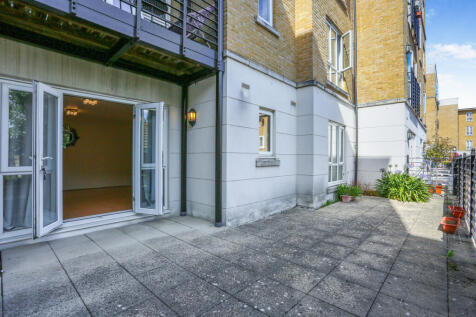St. Georges Way, Peckham, SE15 1 bed apartment for sale