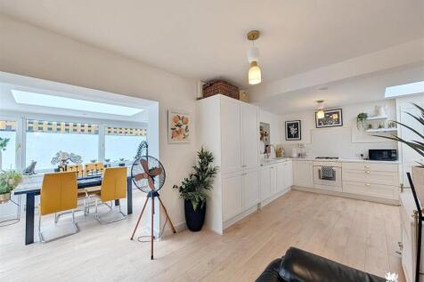 Penymorfa Lane, Carmarthen 4 bed detached bungalow for sale