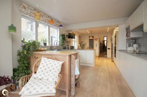 5 bedroom semi-detached house for sale