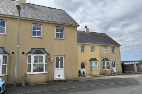 Victoria Court, Neyland, Milford... 3 bed semi