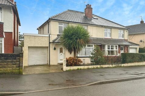 Park Crescent, Abergavenny NP7 3 bed semi