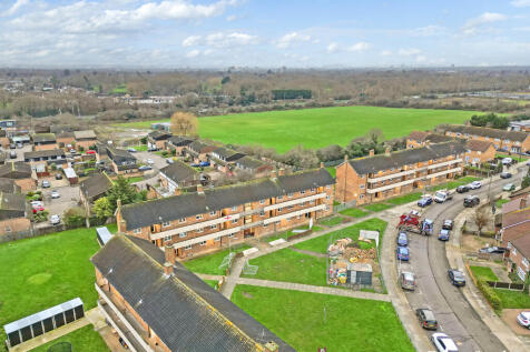 Bell Avenue, Romford, RM3 1 bed apartment for sale