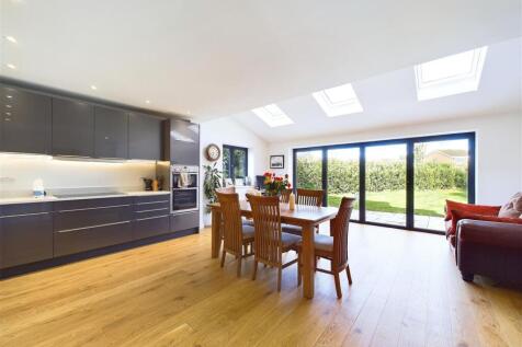 Helen Close, West Molesey 3 bed detached house for sale