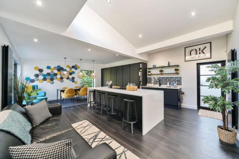 Carlton Road, Surrey RH9 5 bed detached house for sale