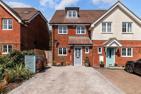 Little Stanford Close, Lingfield RH7 3 bed semi
