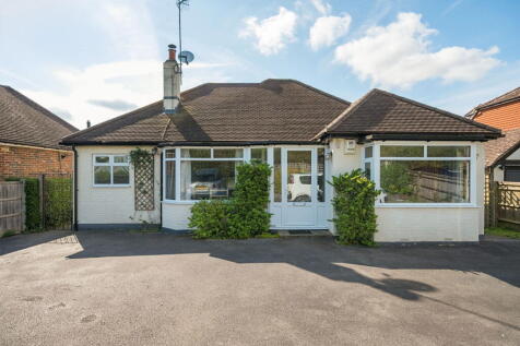Newchapel Road, Lingfield RH7 4 bed detached bungalow for sale
