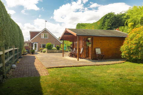 Crowhurst Road, Lingfield RH7 4 bed chalet for sale