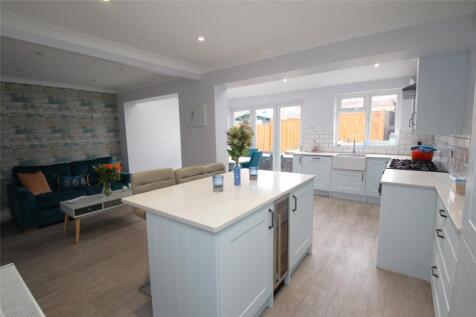 3 bedroom link detached house for sale