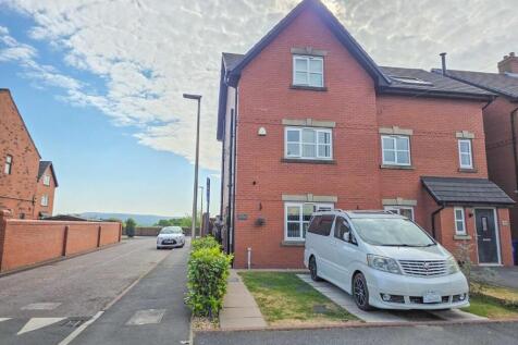 Preston Road, Standish, Wigan, WN6 0NZ 4 bed semi