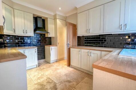Emfield Grove, Grimsby, DN33 2 bed semi