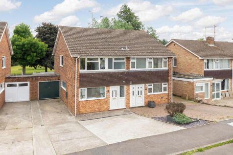 Nuffield Drive, Banbury, OX16 1BX 3 bed semi