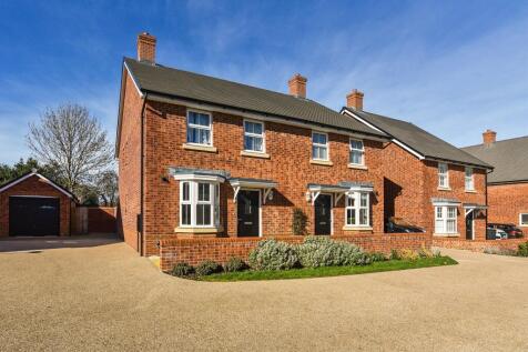 Weald Way, Petersfield, Hampshire, GU31 3 bed semi