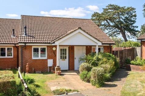 Gammon Close, Petersfield, Hampshire... 2 bed bungalow for sale