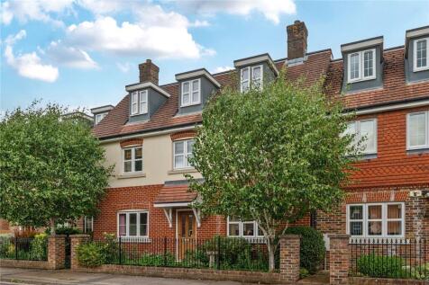 King George Avenue, Petersfield... 2 bed apartment for sale