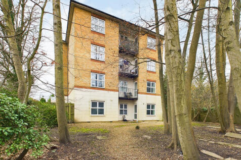 Russell Road, Cranbourne... 2 bed flat for sale