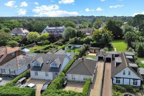 Avenue Road, Walkford, Dorset. BH23 5QH 3 bed bungalow for sale
