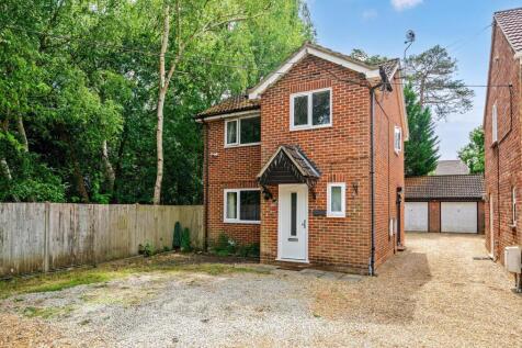 The Close, Sandhurst GU47 3 bed detached house for sale