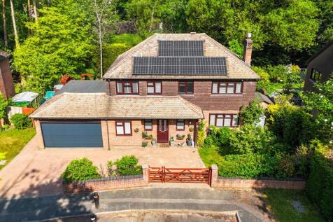 Youlden Drive, Camberley GU15 4 bed detached house for sale