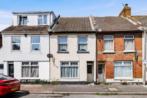 Mead Road, Folkestone, CT19 2 bed terraced house for sale