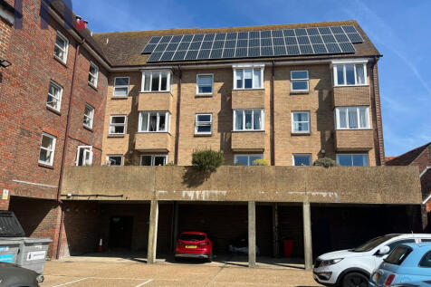 Savoy Court, Newport PO30 1 bed flat for sale