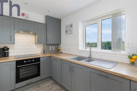 68 Snowberry Road, Newport PO30 2 bed flat for sale