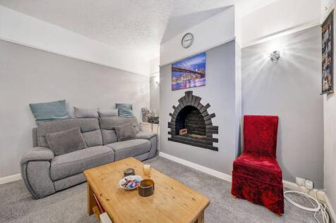 Grange Road, Thornton Heath, London... 2 bed flat for sale