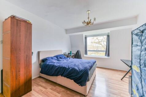 Howard Road, SE25, South Norwood... 2 bed flat for sale
