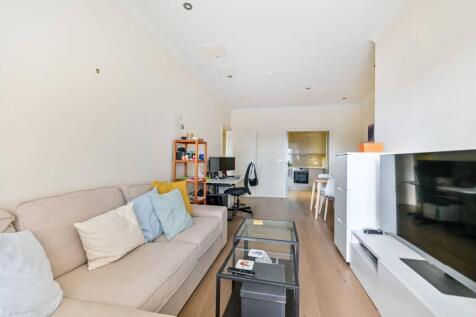 High Street, Teddington, TW11 1 bed flat for sale