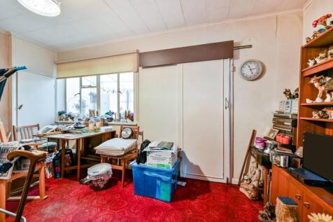 Lisbon Avenue, Twickenham, TW2 3 bed semi